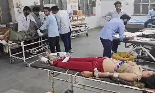 गड्‌ढा होने से 4 बार पलटी कार, बालाजी जा रहे पिता और बेटा-बेटी की मौत, 2 घायल