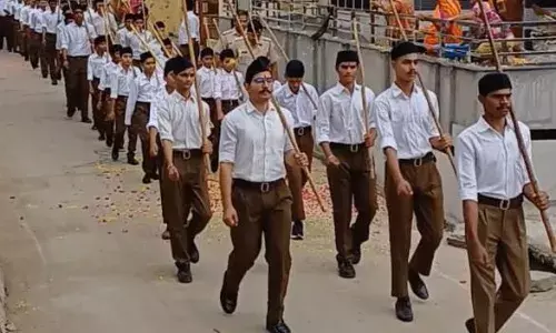 रायपुर में विजयदशमी पर्व व राष्ट्रीय स्वयं सेवक संघ की स्थापना दिवस के उपलक्ष में स्वयंसेवकों ने निकाला पथ संचलन