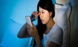 मोबाइल ज्यादा देखने से पास की नजर हो रही है कमजोर, जानिए लक्षण और बचाव के तरीके