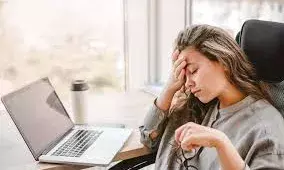 जॉब बर्नआउट बनती जा रही है युवाओं के लिए नई समस्या, बचाव के लिए अपनाएं ये तरीके