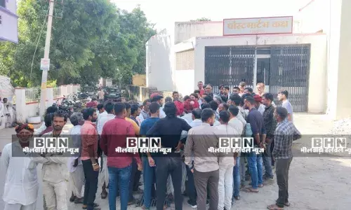 आसींद सीएचसी की मोर्चरी के बाहर लोगो का प्रदर्शन