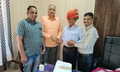 स्थानांतरण होने पर थाना अधिकारी को दी विदाई