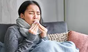 मौसम में बदलाव से क्या आपको भी हो रही है खांसी और थकान? डॉक्टर से जानें इसका कारण और बचाव