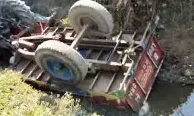 झांसी में बड़ा हादसा... मजदूरों से भरी ट्रैक्टर ट्रॉली पलटी, तीन की मौत; कई घायल