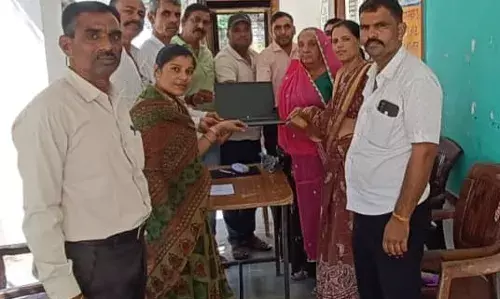 भामाशाह ने भेंट किया विद्यालय में लैपटॉप