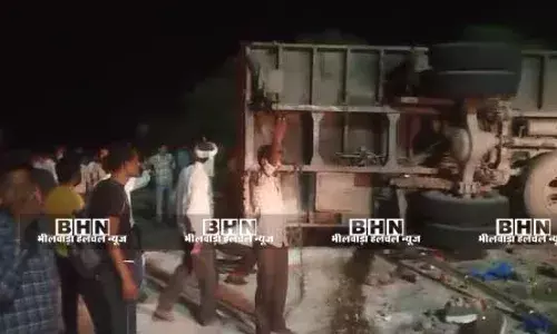 चौराहे पर खड़ी कार पर पलटा तेज रफ्तार ट्रक, दो युवक गंभीर घायल