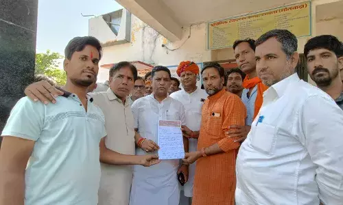 सामुदायिक स्वास्थ्य केंद्र में क्रमोन्नत करने की मांग को लेकर विधायक को सौपा ज्ञापन