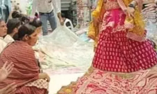 छलनी-दिया समेत पूजा सामग्री की बढ़ी डिमांड,साड़ियां और ज्वेलरी की खरीदारी तेज