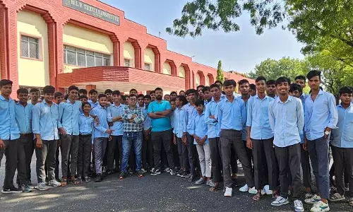 व्यावसायिक शिक्षा के विद्यार्थियों ने किया  टेक्सटाइल कॉलेज का भ्रमण