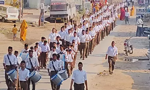 मांडल कस्बे मे आर एस एस का पथ संचलन निकला