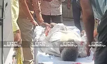 ट्रक कंटेनर ने मोटरसाइकिल सवार को कुचला दो गंभीर घायल