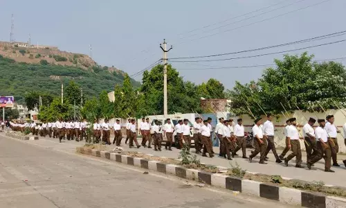 पथ संचलन में स्वयं सेवकों ने मिलाए कदम से कदम