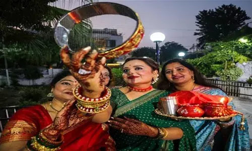 भीलवाड़ा में चांद का दीदार कर महिलाओं ने खोला व्रत भीलवाड़ा में चांद का दीदार कर महिलाओं ने खोला व्रत