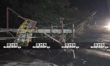 तेज अंधड़ और बारिश से गिरा पेड़ और खंभा, टूटे तार -आवागमन बाधित, बिजली बंद तेज अंधड़ और बारिश से गिरा पेड़ और खंभा, टूटे तार -आवागमन बाधित, बिजली बंद