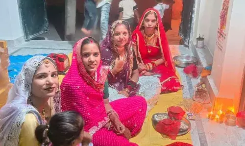 करवा चौथ पर्व पर पति की लंबी उम्र की कामना की