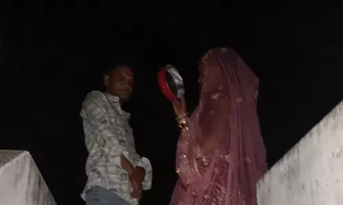 सुवागिनों ने पति की दीर्घायु के लिए रखा करवा चौथ का व्रत