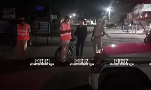 पुलिस का विशेष अभियान, हेलमेट नहीं पहनने वालों से समझाइश के साथ वसूला जुर्माना