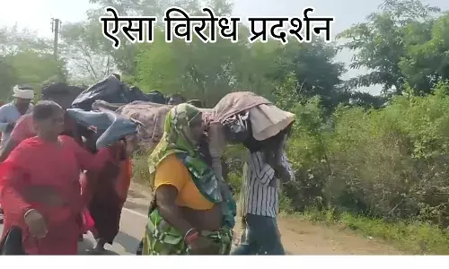 थाने गए युवक की लाश पेड़ पर लटकी मिली, विरोध में लाश कंधे पर रखकर पैदल चली महिलाएं थाने गए युवक की लाश पेड़ पर लटकी मिली, विरोध में लाश कंधे पर रखकर पैदल चली महिलाएं
