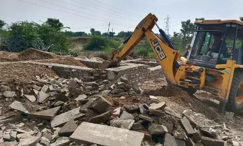 ग्रामीणों की शिकायत पर गिराया अवैध निर्माण