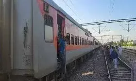 पूर्णिया में बड़ा रेल हादसा टला, यात्रियों की जान बची; जोगबनी जा रही ट्रेन के साथ हुआ ऐसा पूर्णिया में बड़ा रेल हादसा टला, यात्रियों की जान बची; जोगबनी जा रही ट्रेन के साथ हुआ ऐसा