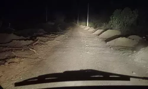 सड़क किनारे मिट्टी डाल भूला ठेकदार , पीडब्ल्यूडी विभाग की अनदेखी राहगीरों पर पड़ रही भारी