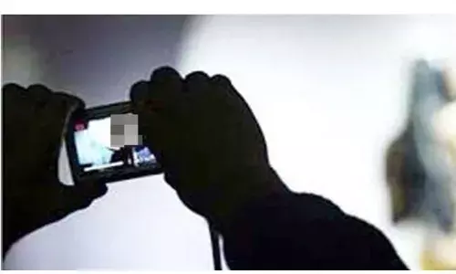 पांच बदमाशों ने  पति को पेड़ से बांधकर महिला से किया दुष्कर्म