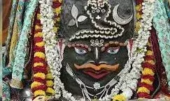 भस्म आरती में चन्द्र, सर्प और मस्तक पर त्रिपुंड लगाकर सजे बाबा महाकाल, फिर रमाई गई भस्म