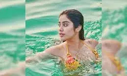 स्विमिंग के दौरान समंदर में गिरी जान्हवी कपूर की डायमंड ईयररिंग, खुशी को सुनाया दुखड़ा तो मिला ऐसा जवाब स्विमिंग के दौरान समंदर में गिरी जान्हवी कपूर की डायमंड ईयररिंग, खुशी को सुनाया दुखड़ा तो मिला ऐसा जवाब