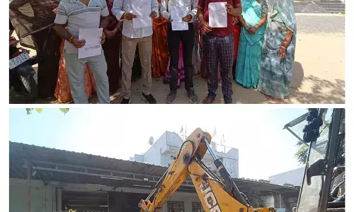 तालाब के पेटे में आ रही मदरसा भवन को किया सीज, पक्के आशियानो को तोड़ने से पहले झलक उठे आंसू