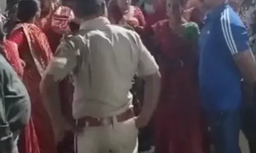 बागेश्वर बाबा की कथा से पहले ही कई महिलाओं के आभूषण पार