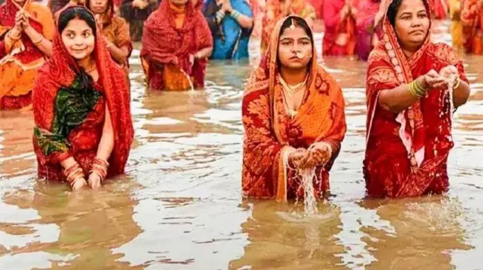 व्रतियों ने किया 36 घंटे के निर्जला व्रत का पारण व्रतियों ने किया 36 घंटे के निर्जला व्रत का पारण