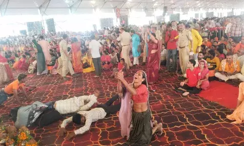 भक्त ने लगाई जहाजपुर में पीताम्बर भगवान की अर्जी, बागेश्वर बाबा बोले - हिंदू एकजुट हो, जल्द पहुंचेगा बेवाण यथास्थान भक्त ने लगाई जहाजपुर में पीताम्बर भगवान की अर्जी, बागेश्वर बाबा बोले - हिंदू एकजुट हो, जल्द पहुंचेगा बेवाण यथास्थान