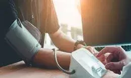 लो ब्लड प्रेशर बुजुर्गों के लिए क्यों बन जाता है जानलेवा, कैसे शुरुआत में करें इसकी पहचान