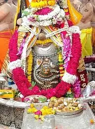 बाबा महाकाल का भस्म आरती श्रृंगार...शिवलिंग पर ही बना दी शिवलिंग की आकृति; दर्शन करने वाले रह गए दंग