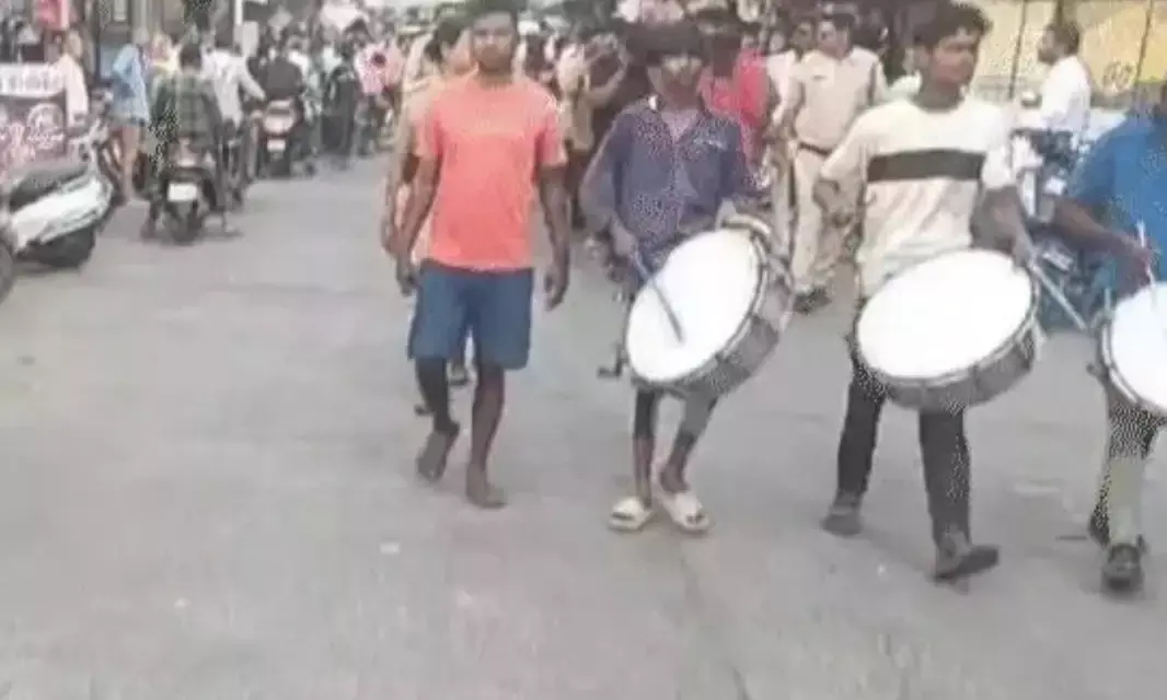 नेताजी का पुलिस ने गुंडे-बदमाशों के साथ निकाल दिया जुलूस... तीन हुए लाइन हाजिर