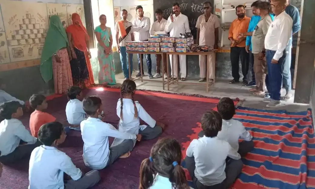 भीलों का खेड़ा स्कूल में बच्चों को जूते मोझे वितरीत