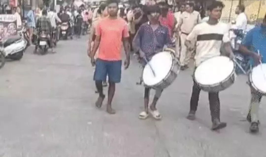 नेताजी का पुलिस ने गुंडे-बदमाशों के साथ निकाल दिया जुलूस... तीन हुए लाइन हाजिर