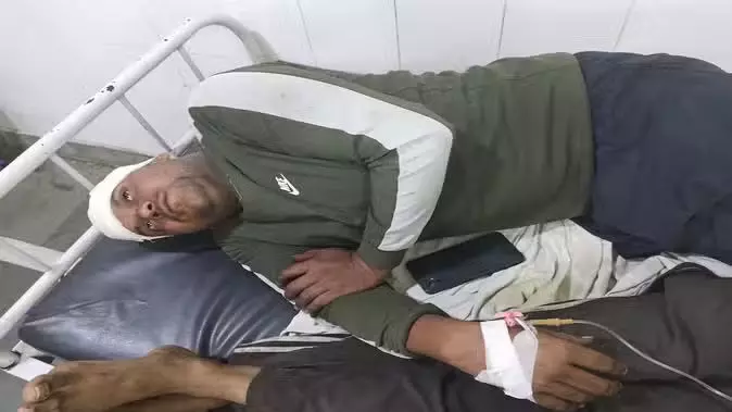 बच्चों की बीच की कहासुनी में बड़ों ने चलाए लाठी-डंडे, दो पक्षों के झगड़े में 6 लोग घायल बच्चों की बीच की कहासुनी में बड़ों ने चलाए लाठी-डंडे, दो पक्षों के झगड़े में 6 लोग घायल