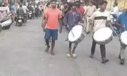 नेताजी का पुलिस ने गुंडे-बदमाशों के साथ निकाल दिया जुलूस... तीन हुए लाइन हाजिर