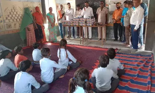 भीलों का खेड़ा स्कूल में बच्चों को जूते मोझे वितरीत