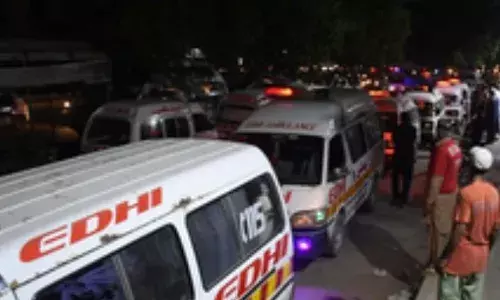 पाकिस्तान में पैसेंजर कोच के नदी में गिरने से 16 लोगों की मौत पाकिस्तान में पैसेंजर कोच के नदी में गिरने से 16 लोगों की मौत