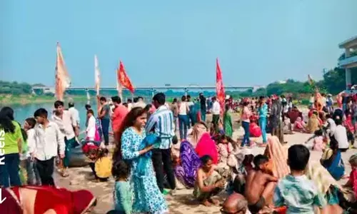 कार्तिक पूर्णिमा पर त्रिवेणी संगम में लगाई डुबकी, श्रद्धालुओं ने किया दान