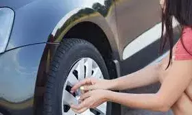 किसी सुनसान जगह पर पंक्चर हुए कार के टायर, तो घबराएं नहीं, जानें इसे ठीक करने के अहम टिप्स