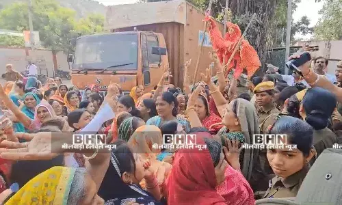 पीतांबर श्याम संघर्ष समिति आह्वान महिलाओं ने किया थाने पर प्रदर्शन, फैंकी चूडिय़ां, कई गांव भी रहे बन्द