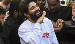 Pushpa की एक झलक पाने के लिए बेकाबू हुई भीड़, पटना में हुआ अल्लू अर्जुन की पुष्पा 2 का ग्रैंड ट्रेलर लॉन्च