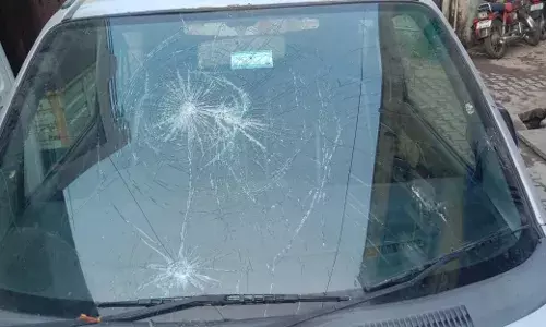 शरारती तत्वों ने कार के कांच तोड़े