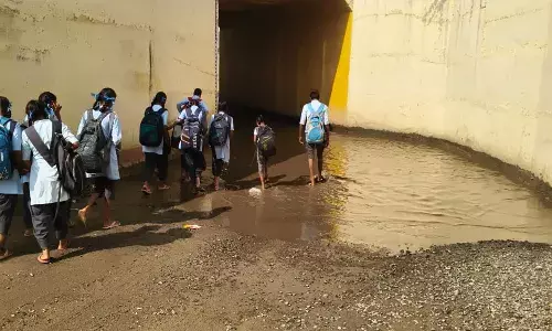 बिना बरसात ही रेलवे अंडरब्रिज में भरा पानी बना मुसीबत