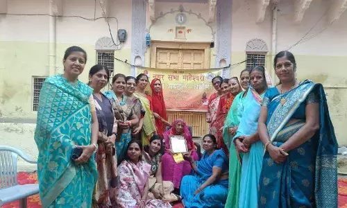 बनेड़ा तहसील माहेश्वरी महिला मंडल द्वारा बुजुर्ग महिला श्रीमती बांगड का किया सम्मान