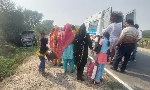 अनियंत्रित होकर ऑटो खाई में गिरा, चार घायल