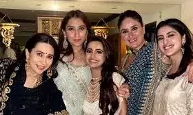 घर की पार्टी में करीना कपूर ने पहनी साड़ी, तो सूट में नजर आईं करिश्मा कपूर